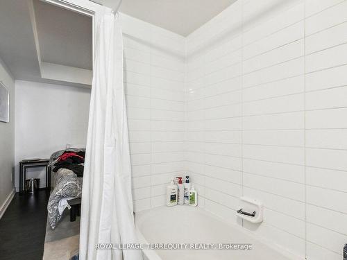 1423-38 Joe Shuster Way, Toronto, ON - Indoor Photo Showing Bathroom