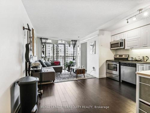 1423-38 Joe Shuster Way, Toronto, ON - Indoor Photo Showing Kitchen