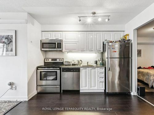 1423-38 Joe Shuster Way, Toronto, ON - Indoor Photo Showing Kitchen