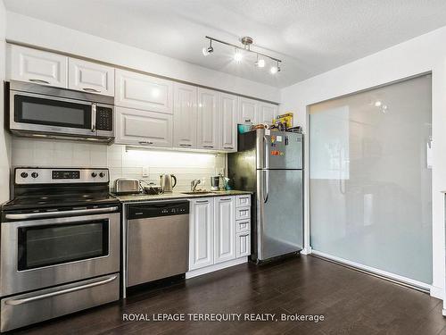 1423-38 Joe Shuster Way, Toronto, ON - Indoor Photo Showing Kitchen