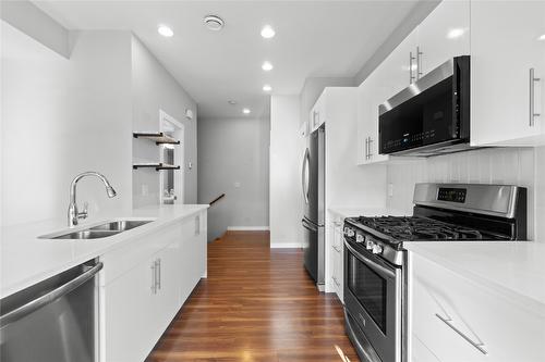 4077 28 Street, Vernon, BC - Indoor Photo Showing Kitchen With Stainless Steel Kitchen With Double Sink With Upgraded Kitchen