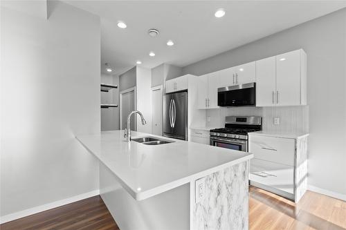 4077 28 Street, Vernon, BC - Indoor Photo Showing Kitchen With Stainless Steel Kitchen With Double Sink With Upgraded Kitchen