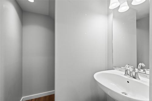 4077 28 Street, Vernon, BC - Indoor Photo Showing Bathroom