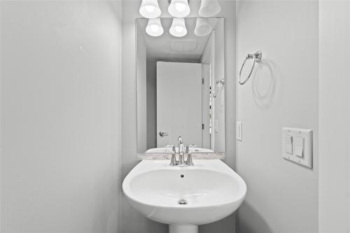 4077 28 Street, Vernon, BC - Indoor Photo Showing Bathroom