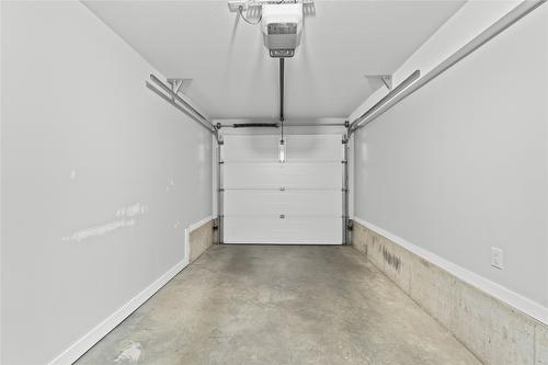 4077 28 Street, Vernon, BC - Indoor Photo Showing Garage