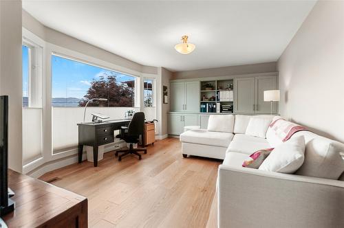 2356 Gammon Road, Naramata, BC - Indoor Photo Showing Living Room