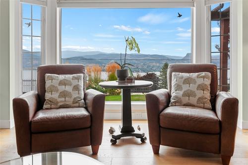 2356 Gammon Road, Naramata, BC - Indoor Photo Showing Living Room