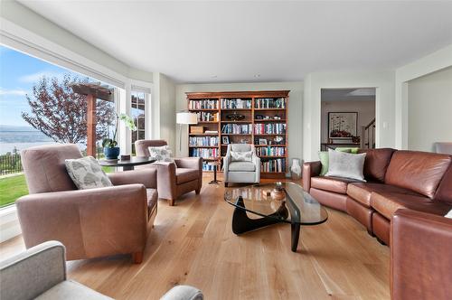 2356 Gammon Road, Naramata, BC - Indoor Photo Showing Living Room