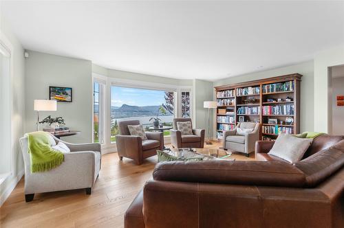 2356 Gammon Road, Naramata, BC - Indoor Photo Showing Living Room