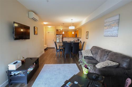 408-3205 Skyview Lane, West Kelowna, BC - Indoor Photo Showing Living Room