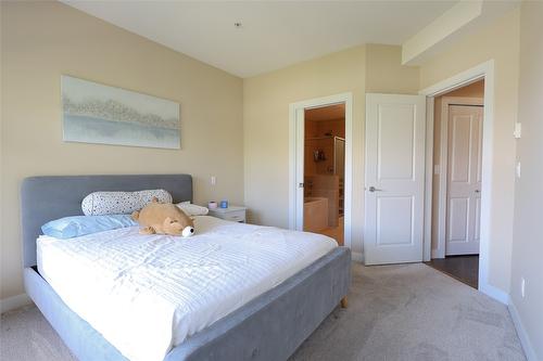 408-3205 Skyview Lane, West Kelowna, BC - Indoor Photo Showing Bedroom