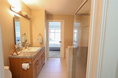 408-3205 Skyview Lane, West Kelowna, BC - Indoor Photo Showing Bathroom