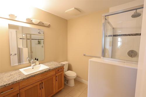 408-3205 Skyview Lane, West Kelowna, BC - Indoor Photo Showing Bathroom