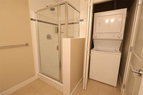 408-3205 Skyview Lane, West Kelowna, BC - Indoor Photo Showing Laundry Room