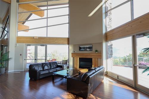 408-3205 Skyview Lane, West Kelowna, BC - Indoor Photo Showing Living Room With Fireplace