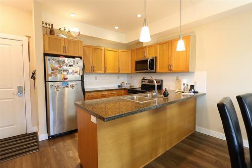 408-3205 Skyview Lane, West Kelowna, BC - Indoor Photo Showing Kitchen With Double Sink