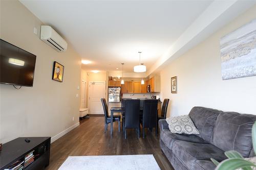 408-3205 Skyview Lane, West Kelowna, BC - Indoor Photo Showing Living Room