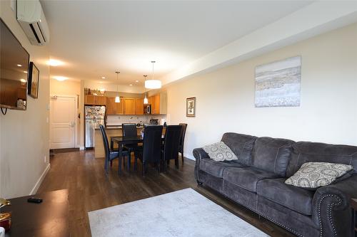 408-3205 Skyview Lane, West Kelowna, BC - Indoor Photo Showing Living Room