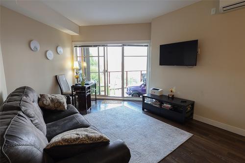 408-3205 Skyview Lane, West Kelowna, BC - Indoor Photo Showing Living Room