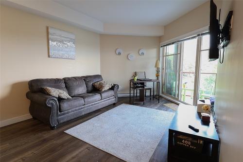 408-3205 Skyview Lane, West Kelowna, BC - Indoor Photo Showing Living Room