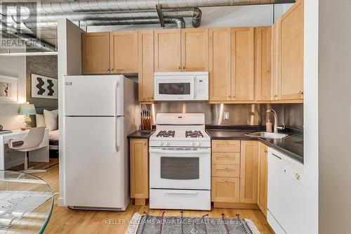 209 - 32 Stewart Street, Toronto, ON - Indoor Photo Showing Kitchen