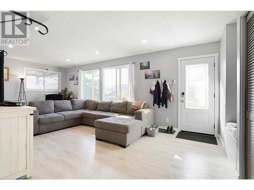 3509 42 Avenue, Vernon, BC - Indoor Photo Showing Living Room