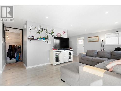 3509 42 Avenue, Vernon, BC - Indoor Photo Showing Living Room