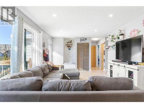 3509 42 Avenue, Vernon, BC - Indoor Photo Showing Living Room