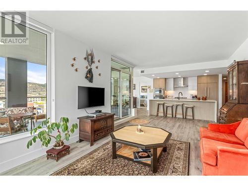 1588 Ellis Street Unit# 909, Kelowna, BC - Indoor Photo Showing Living Room