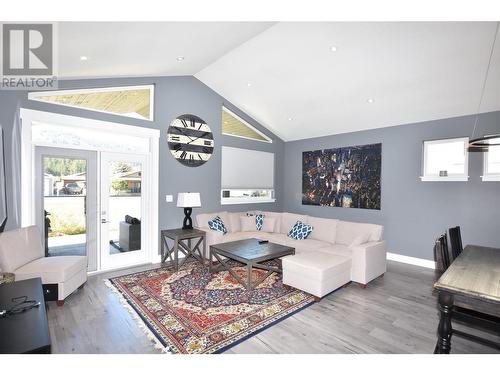 532 Loon Avenue, Vernon, BC - Indoor Photo Showing Living Room