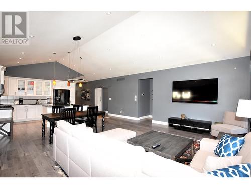 532 Loon Avenue, Vernon, BC - Indoor Photo Showing Living Room