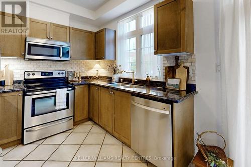 10 - 10 Post Oak Drive, Richmond Hill, ON - Indoor Photo Showing Kitchen With Stainless Steel Kitchen With Double Sink