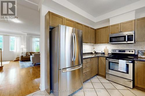 10 - 10 Post Oak Drive, Richmond Hill, ON - Indoor Photo Showing Kitchen With Stainless Steel Kitchen