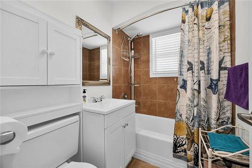 221 Gray Road, Hamilton, ON - Indoor Photo Showing Bathroom