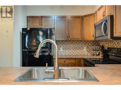 654 Cook Road Unit# 242, Kelowna, BC - Indoor Photo Showing Kitchen With Double Sink