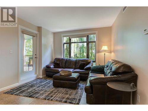 654 Cook Road Unit# 242, Kelowna, BC - Indoor Photo Showing Living Room