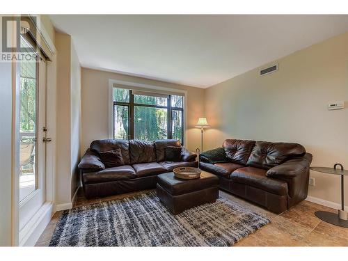 654 Cook Road Unit# 242, Kelowna, BC - Indoor Photo Showing Living Room