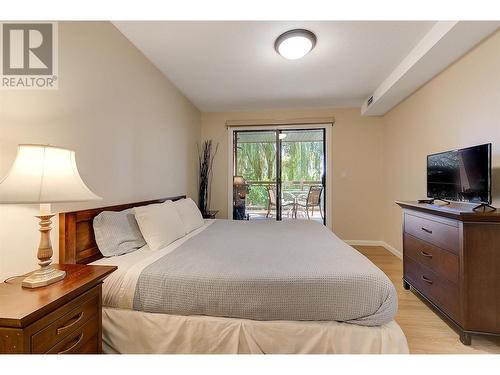 654 Cook Road Unit# 242, Kelowna, BC - Indoor Photo Showing Bedroom