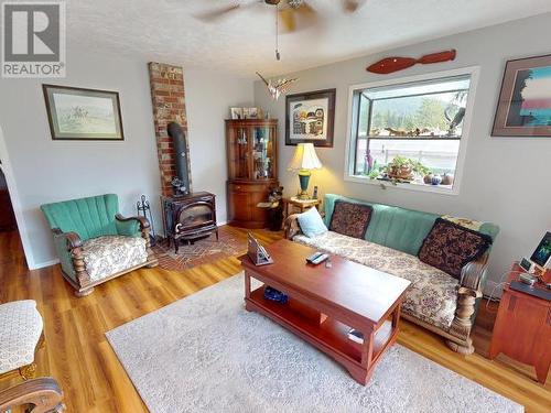 12328 Highway 101, Powell River, BC - Indoor Photo Showing Living Room