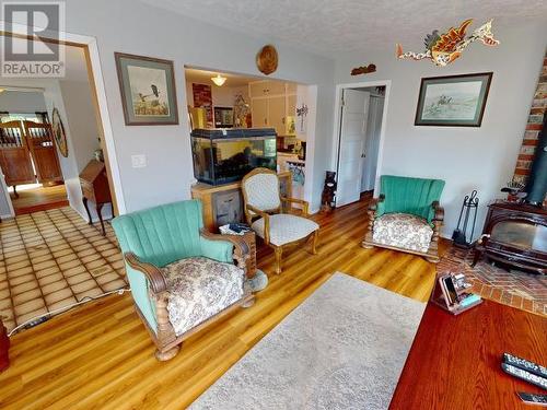 12328 Highway 101, Powell River, BC - Indoor Photo Showing Living Room