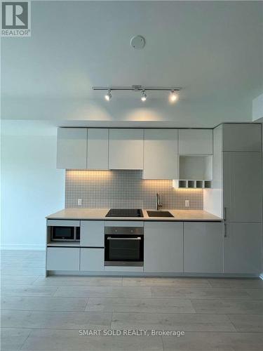 3205 - 5 Buttermill Avenue, Vaughan, ON - Indoor Photo Showing Kitchen