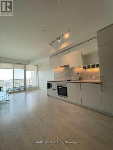 3205 - 5 Buttermill Avenue, Vaughan, ON - Indoor Photo Showing Kitchen