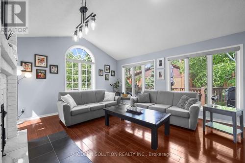 7 Riverview Road N, New Tecumseth (Alliston), ON - Indoor Photo Showing Living Room