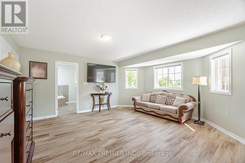 2233 Nevils Street, Innisfil, ON - Indoor Photo Showing Living Room