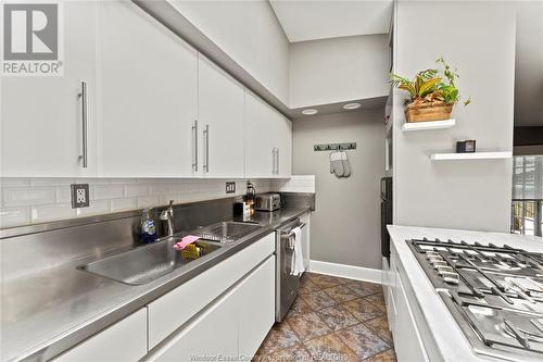 859 Monmouth, Windsor, ON - Indoor Photo Showing Kitchen