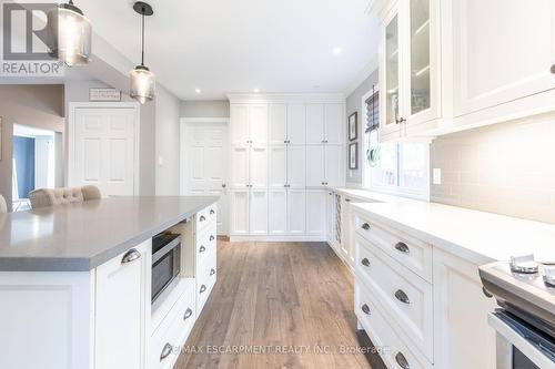 2214 Melissa Crescent, Burlington, ON - Indoor Photo Showing Kitchen With Upgraded Kitchen