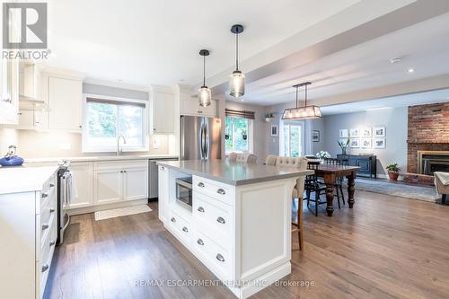 2214 Melissa Crescent, Burlington, ON - Indoor Photo Showing Kitchen With Upgraded Kitchen