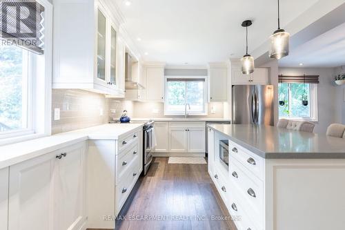 2214 Melissa Crescent, Burlington, ON - Indoor Photo Showing Kitchen With Upgraded Kitchen