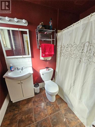 408 Duffield Street W, Moose Jaw, SK - Indoor Photo Showing Bathroom