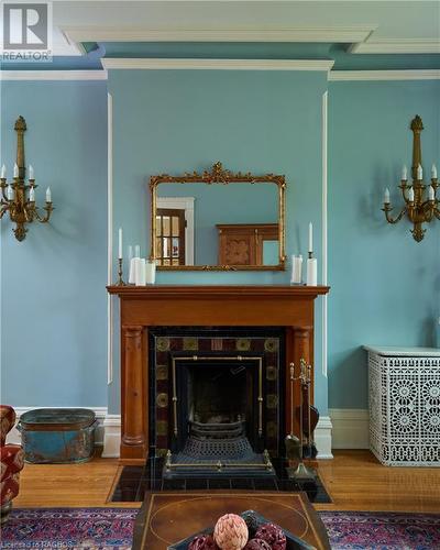 932 3Rd Avenue W, Owen Sound, ON - Indoor Photo Showing Living Room With Fireplace